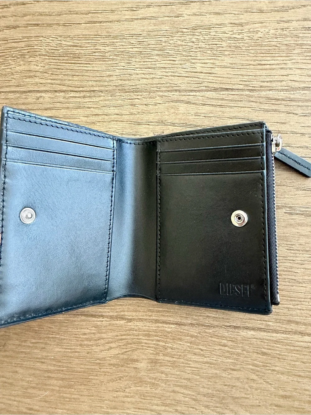 Diesel Black Women’s Leather bifold Zip Wallet with Silver Emblem